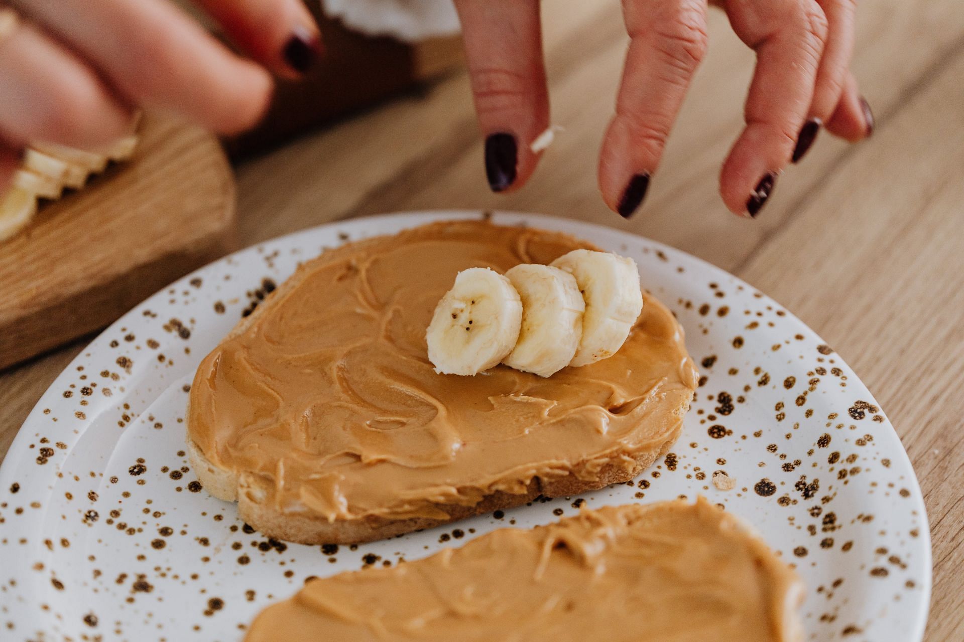 Tips to avoid bloating during the holidays (image sourced via Pexels / Photo by karolina)